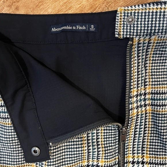 ABERCROMBIE AND FITCH PLAID SKIRT SIZE SMALL - Picture 2 of 3